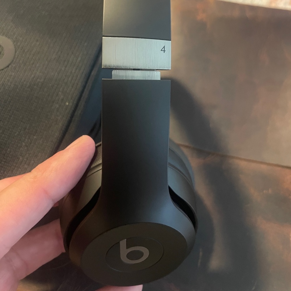 Beats Black Wireless Headphones Solo 4